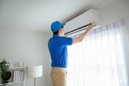 technician-service-man-checking-air-conditioner-2024-12-22-23-18-29-utc.jpg